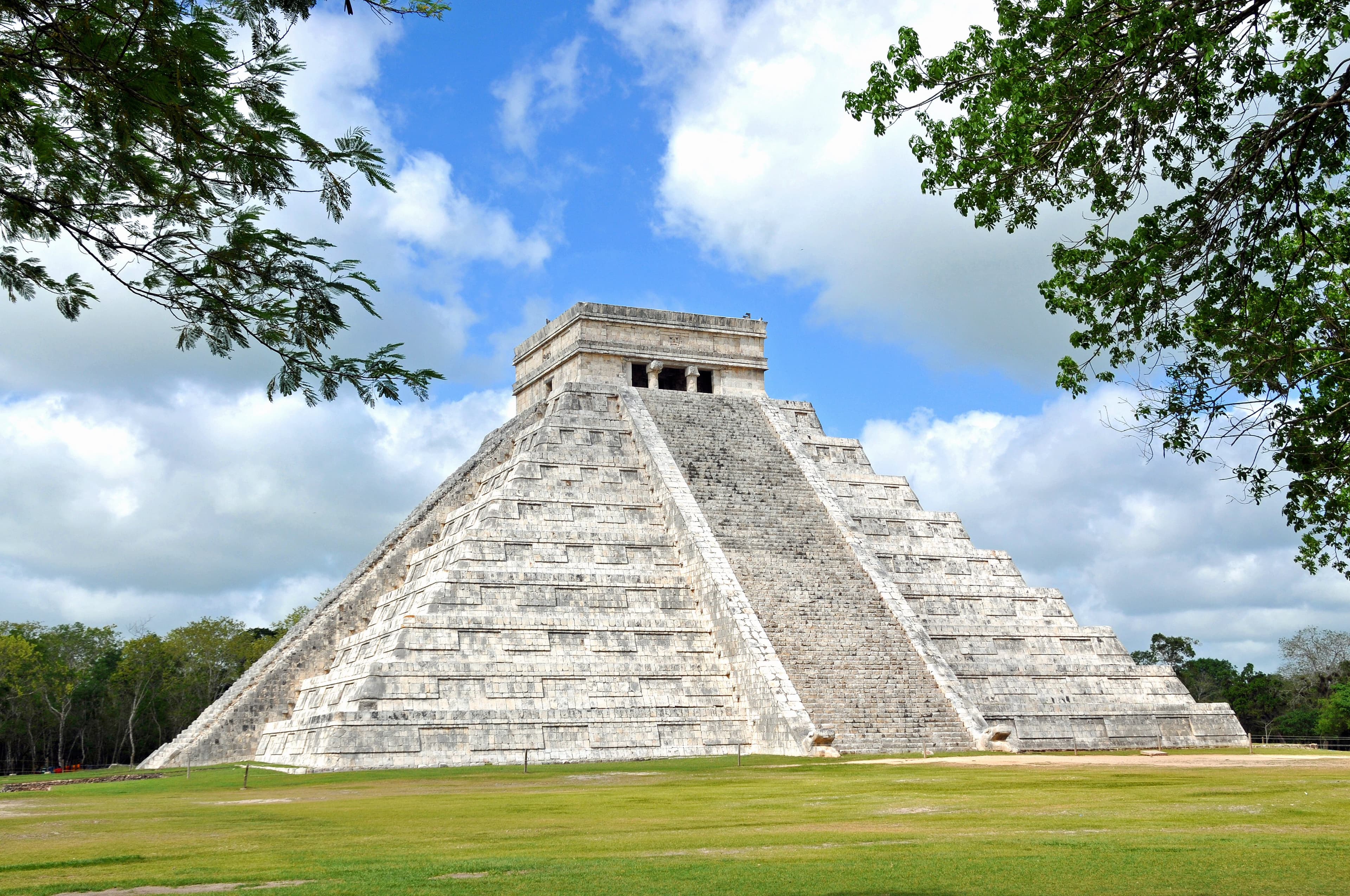 Piramid bertingkat El Castillo menjulang di atas plaza di Chichen Itza, Yucatan, Mexico.