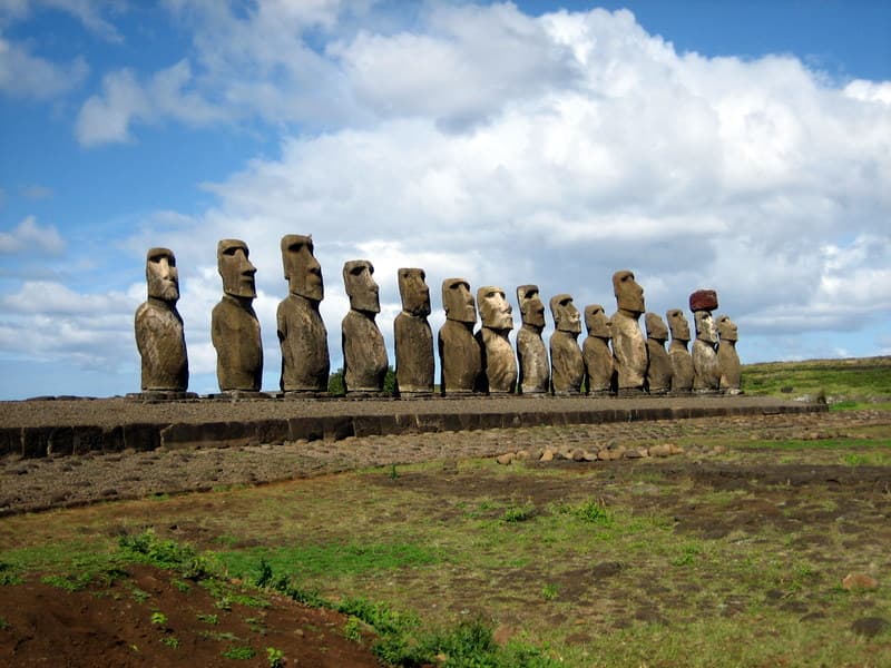 Deretan patung moai yang dipulihkan berdiri di pelantar upacara Ahu Tongariki di Rapa Nui.