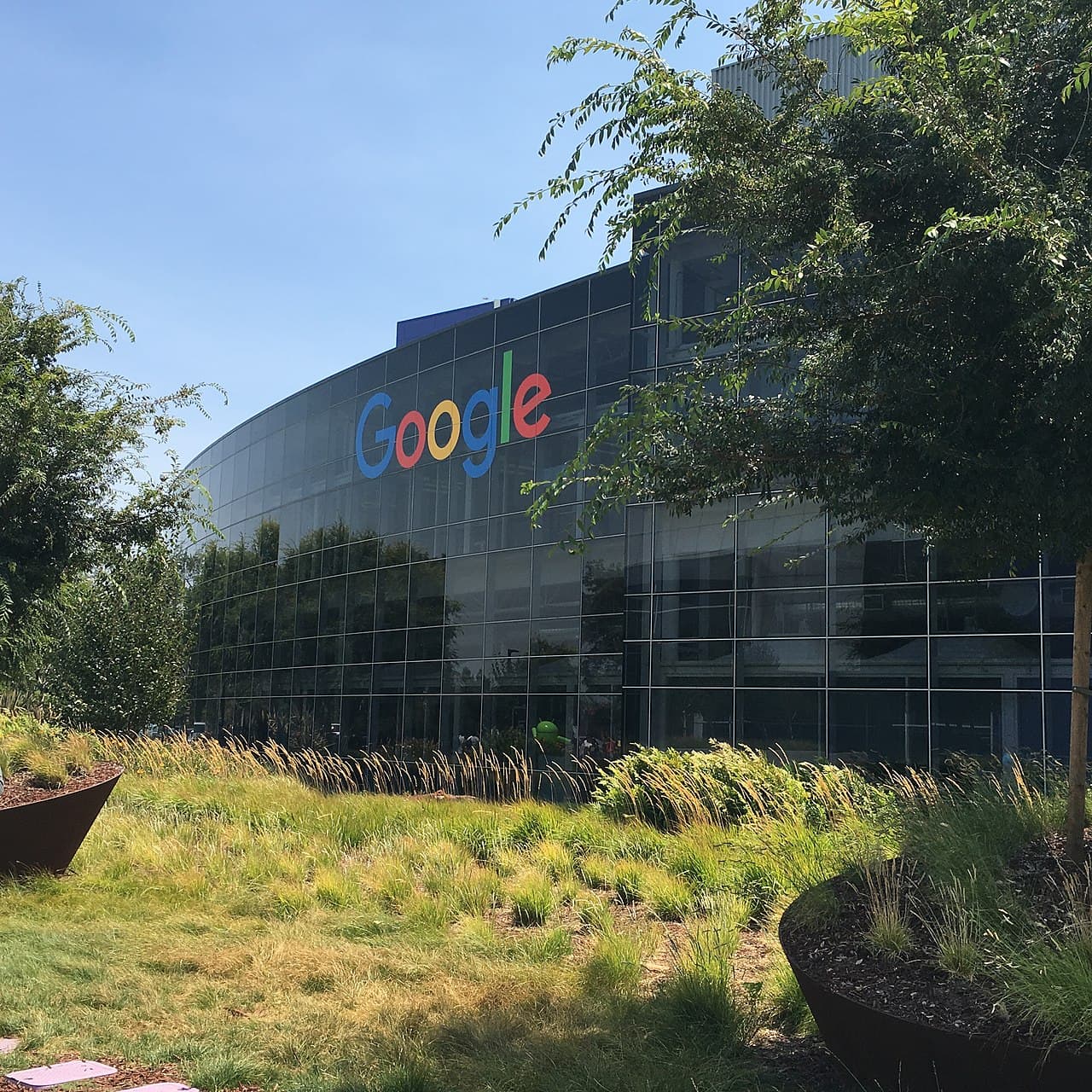 Pemandangan luar Googleplex, kampus ibu pejabat Google di Mountain View, California.