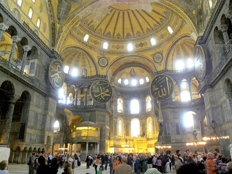 Bahagian luar Hagia Sophia di Istanbul, dengan kubah tengah besar dan menara kelihatan.