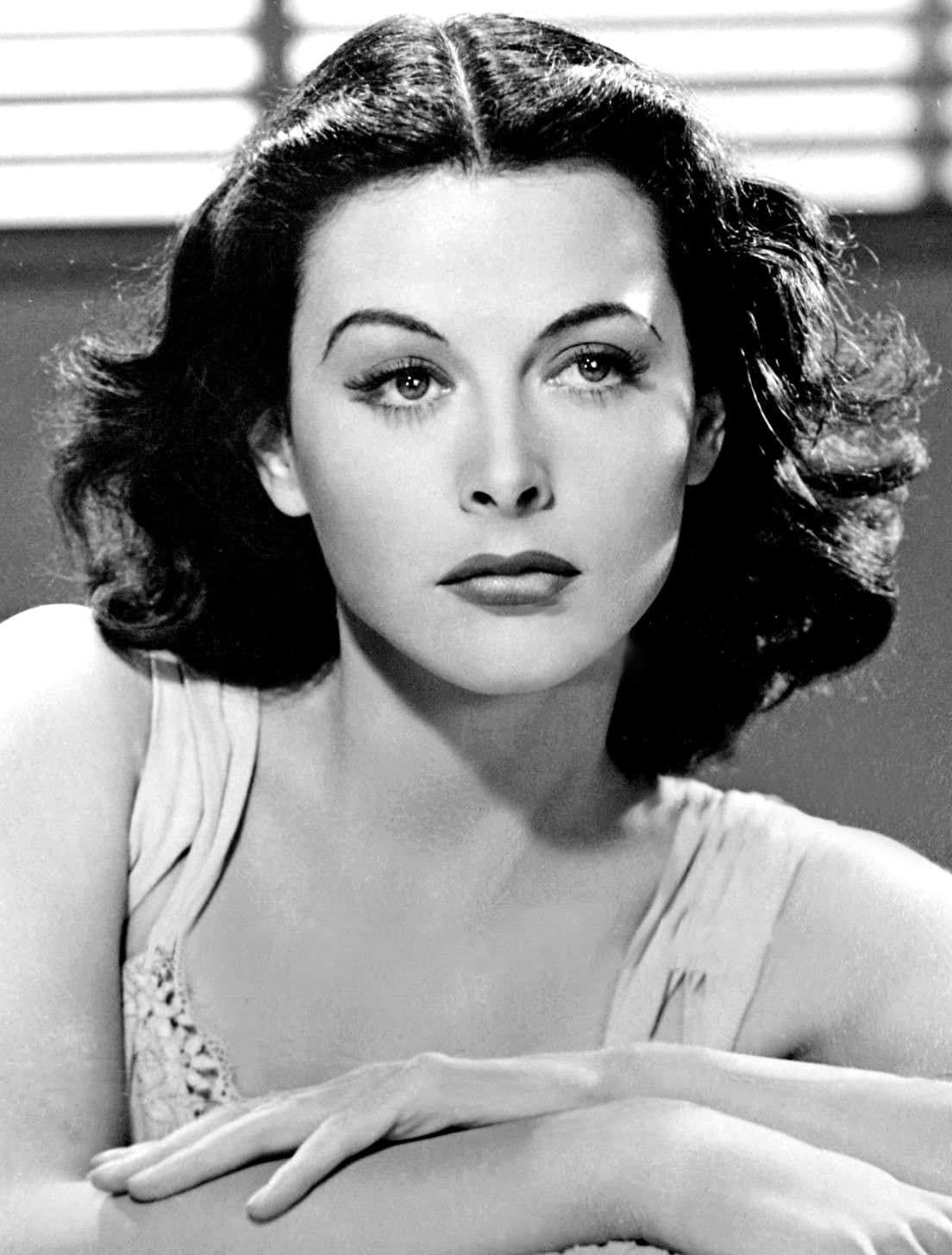Black-and-white 1940 publicity portrait of Hedy Lamarr.