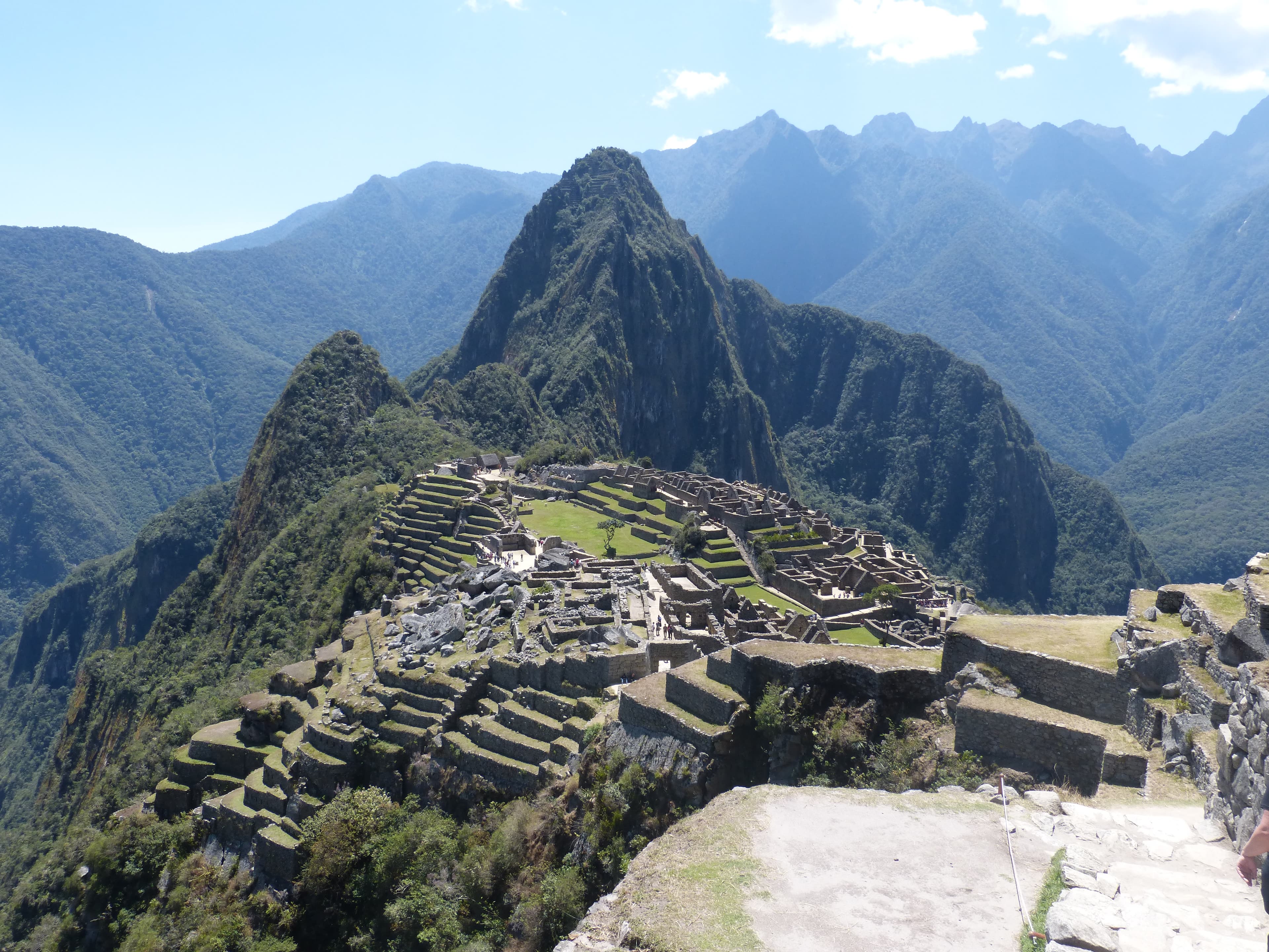 Pemandangan panorama teres dan bangunan batu Machu Picchu di Andes.
