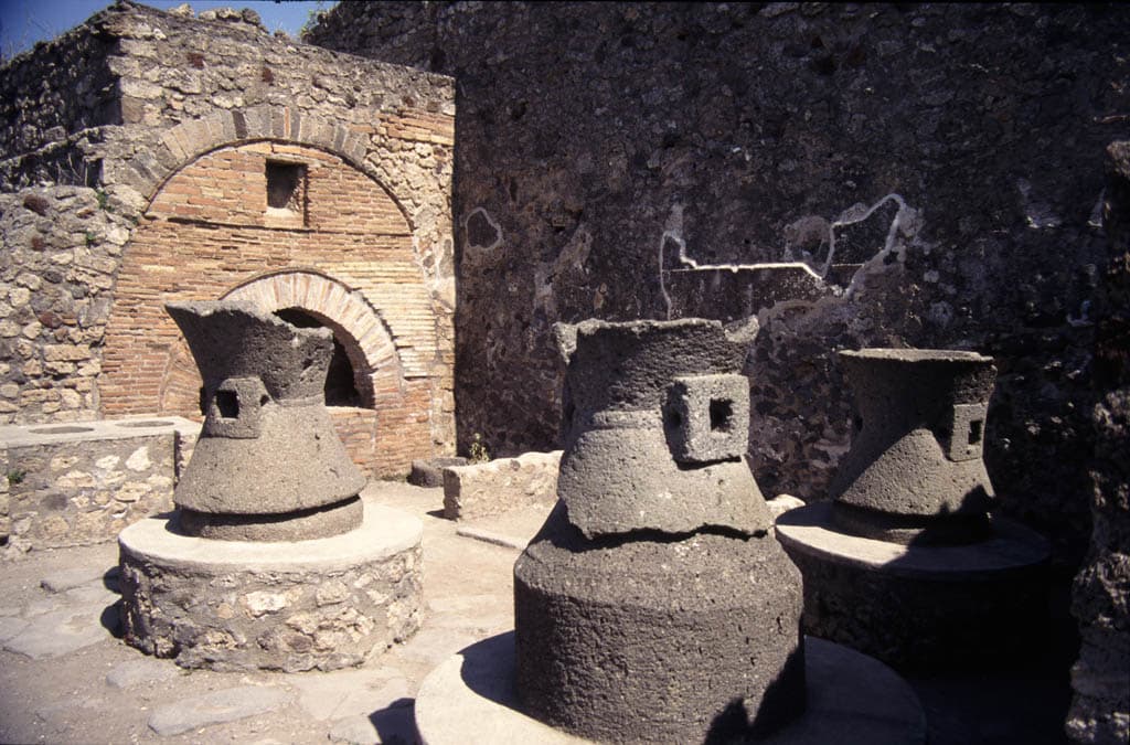 Tinggalan kedai roti purba di Pompeii, termasuk batu kisar dan ketuhar bata.