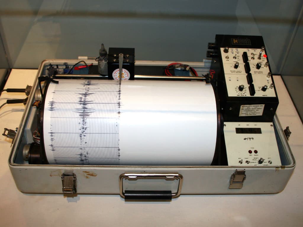 Kinemetrics seismograph instrument used to record earthquake ground motion