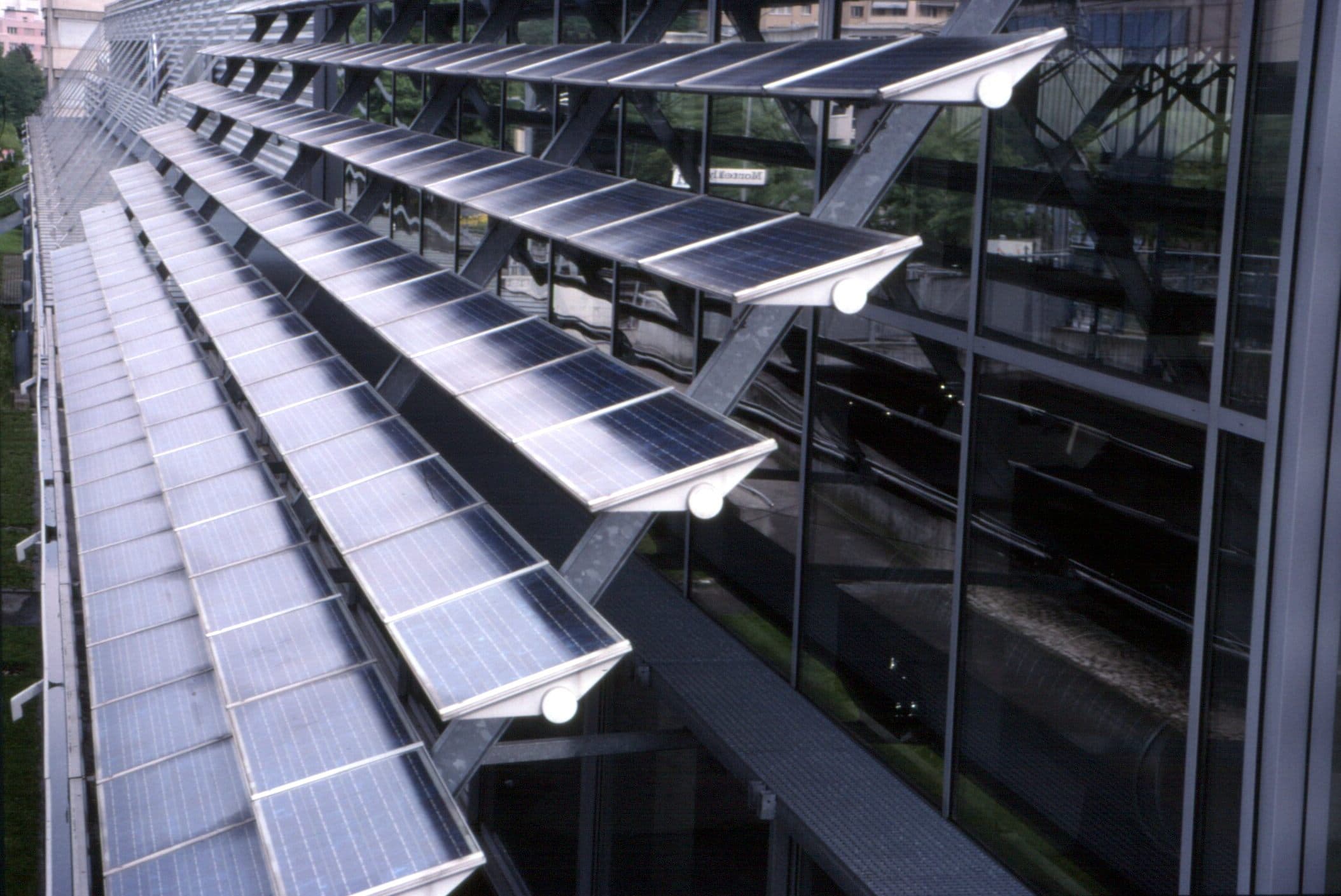 建物の外側に設置された太陽光パネルの列。