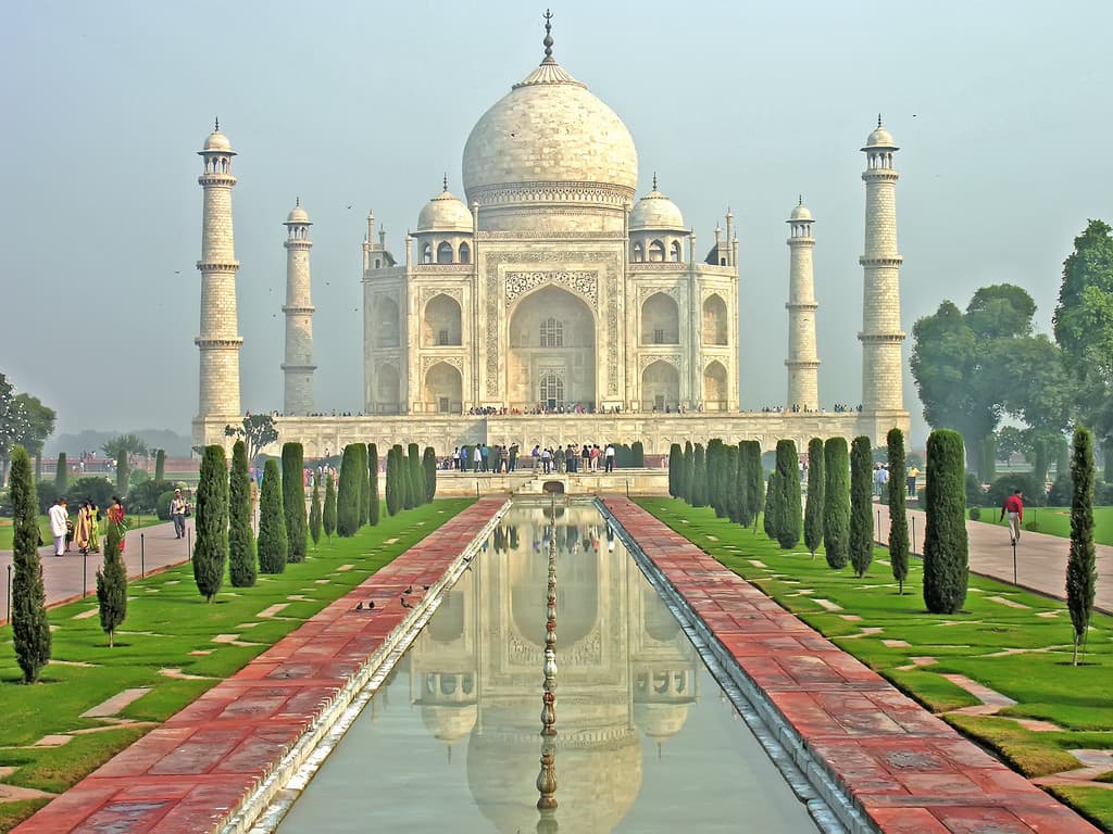 Taj Mahal di Agra, India, dengan kubah marmar putih dan menaranya.