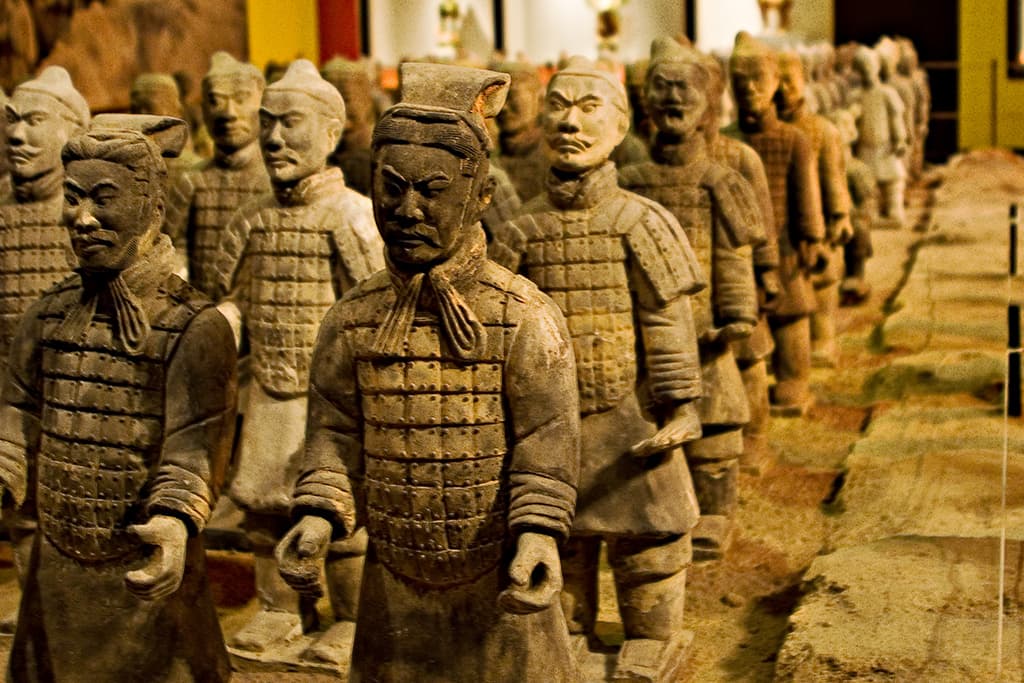 Những hàng tượng chiến binh bằng đất nung có kích thước thật từ lăng mộ Tần Thủy Hoàng.